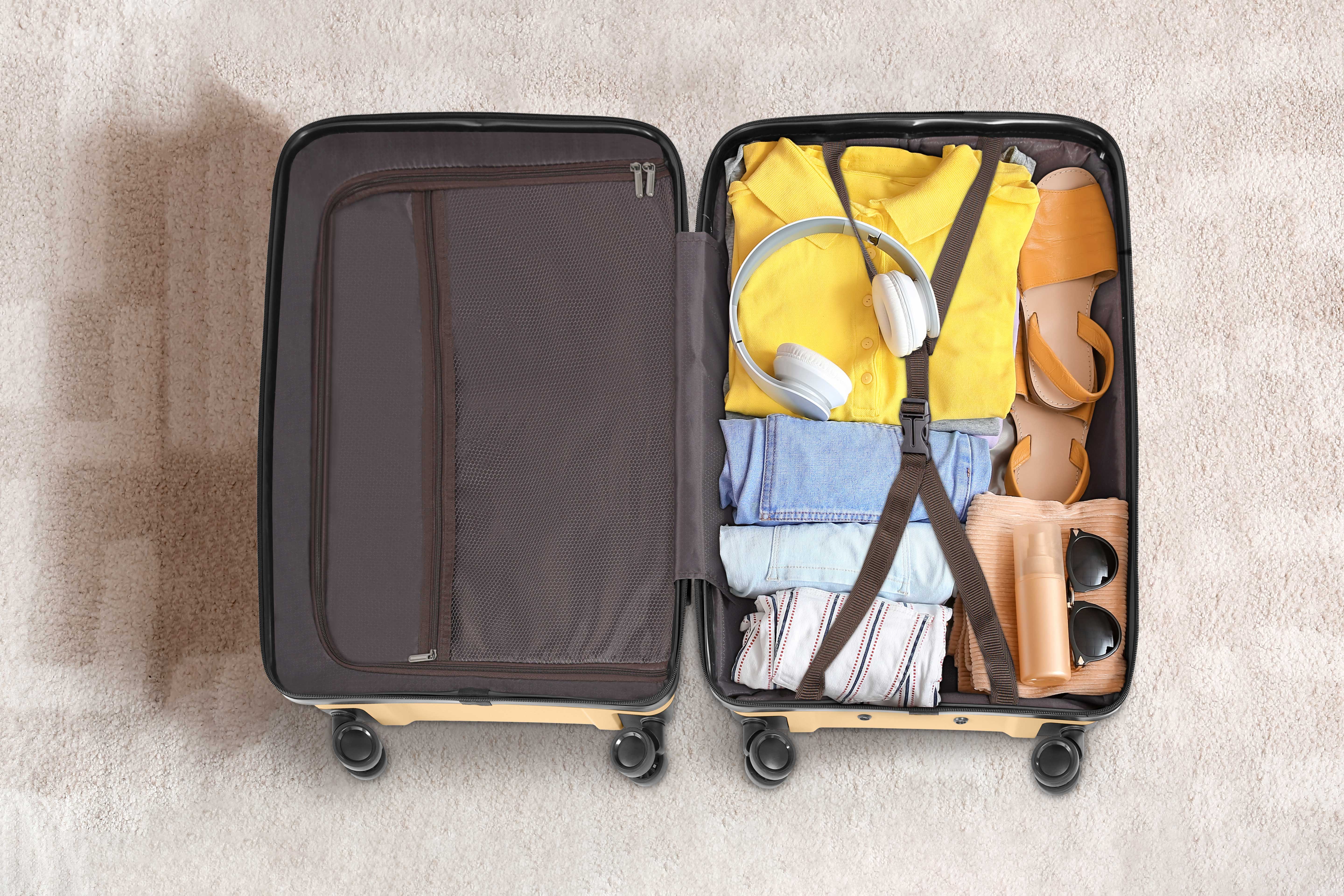 Cómo doblar ropa en una maleta para ahorrar espacio y hacer que pese menos  a la hora de viajar